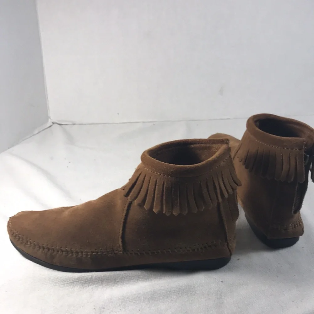 Minnetonka Women’s Dark Brown Suede Back Zip Fringe Hard Sole Ankle Bootie Shoes